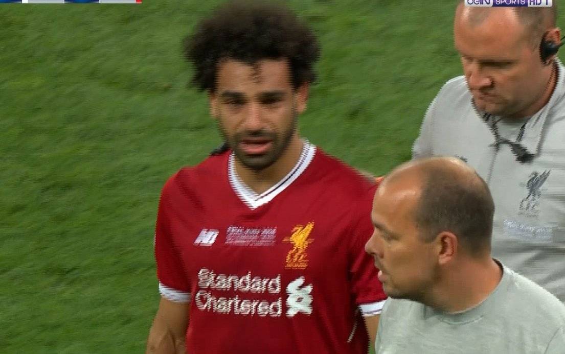 محمد صلاح يغادر أرض الملعب مصابا...