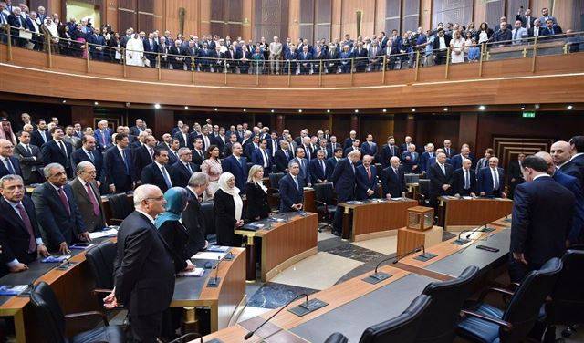 من هم النواب الذين إمتنعوا عن تسمية الحريري؟