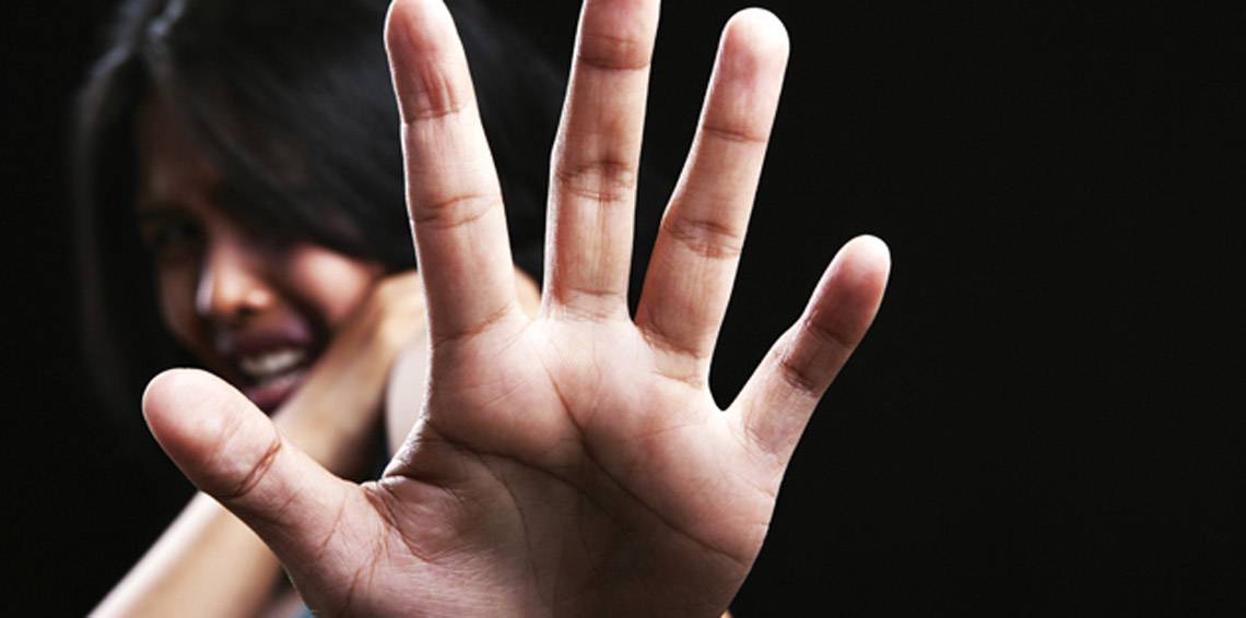 أحرقت وجه خادمتها بأفظع الطرق... فما هو السبب؟
