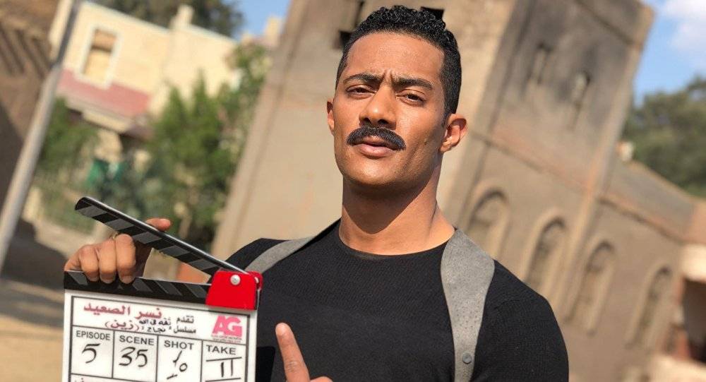 أبناء ممثل يبكون أثناء مشاهدتهم لمقتل أبيهم في مسلسل "نسر الصعيد" (فيديو)