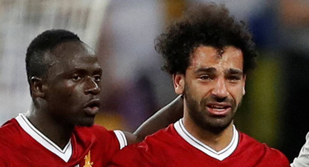 أسطورة الكرة الإنجليزية ينتقد بكاء محمد صلاح