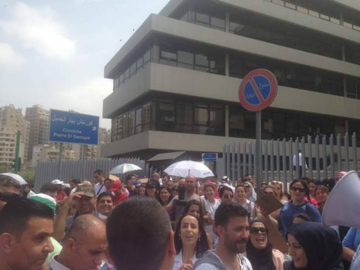 موظفو المستشفيات الحكومية قطعوا الطريق امام مبنى tva