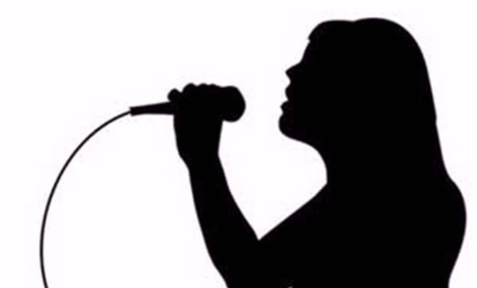 بالفيديو- مغنية أوبرا عالمية تغني "زهور السلام" باللهجة السورية