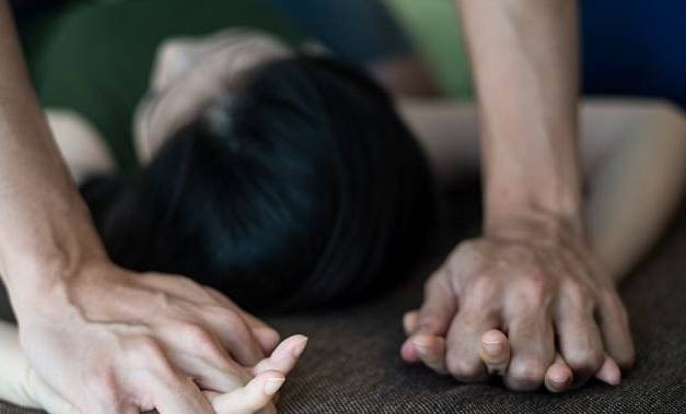 سائق تاكسي يتلذذ بتمزيق ملابس النساء واغتصابهن..