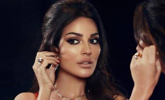 شبيهة نادين نجيم تثير ضجة.. شاهدوا كيف قلّدتها!