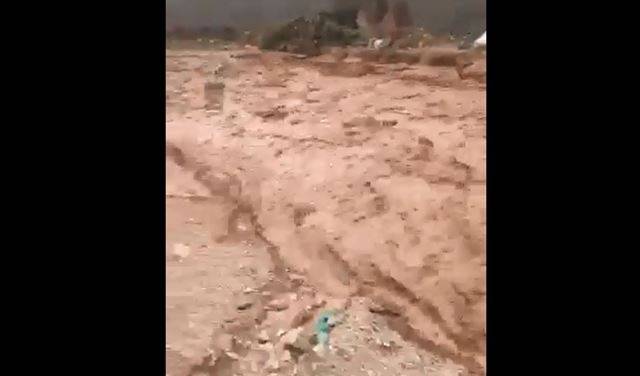 بالفيديو: سيول نتيجة الأمطار الغزيرة في نهر الفاكهة