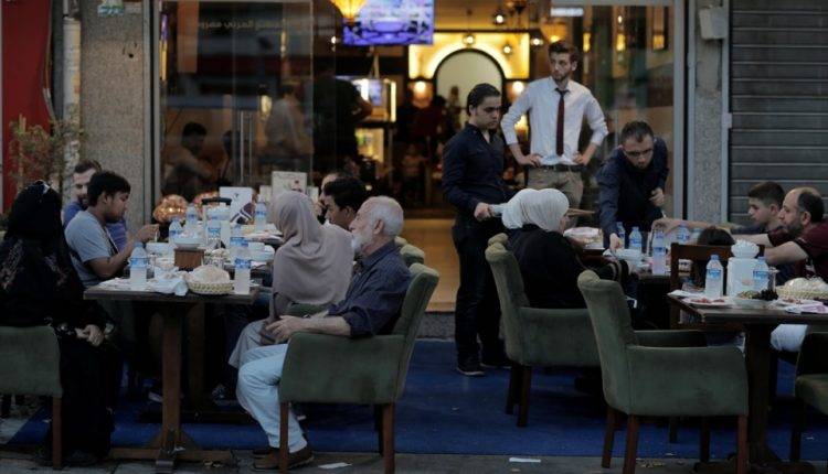ضربية شهرية تصل إلى 500 جنيه تطال السوريين