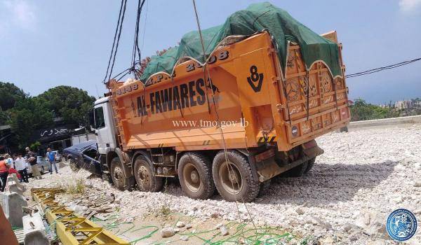 بالصورة: شاحنة تصطدم بعدد من المركبات على طريق عام بلونة