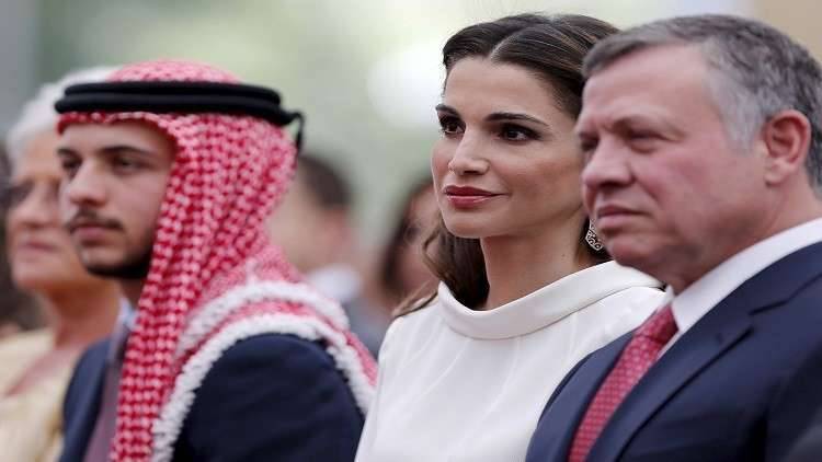 بالفيديو.. ضباط أردنيون يسكبون الماء على ولي العهد