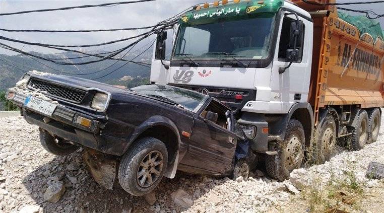 بالصورة..شاحنة إجتاحت عددا من السيارات على طريق عام جعيتا