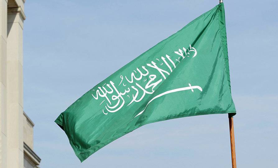 هذا ما سيحدث لقاضيين سعوديين لم يقفا لـ"تحية العلم"