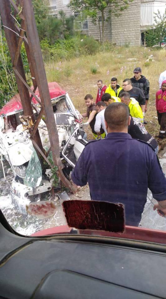 بالصورة...جريح بإصطدام سيارته بعمود كهرباء في فيطرون