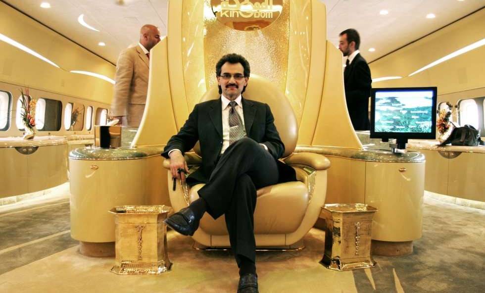"يمازح إحدى الموظفات"... ظهور مفاجئ للوليد بن طلال بمكتبه (فيديو)