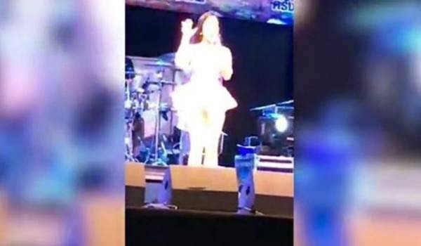بالفيديو.. فنانة ارتفع فستانها على المسرح ولم تكن ترتدي ملابس داخلية