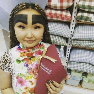 بالصور.. فتاة تصدم الجمهور بشكل حواجبها