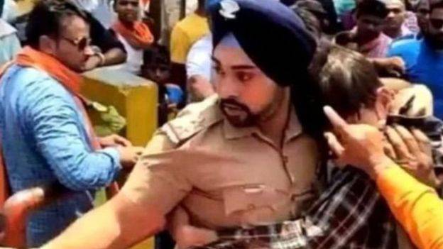 تهديد بالقتل لضابط هندي أنقذ مسلما من حشد هندوسي غاضب