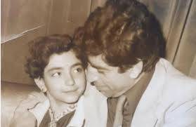 من الفنانة السورية التي ظهرت في الصورة مع والدها؟