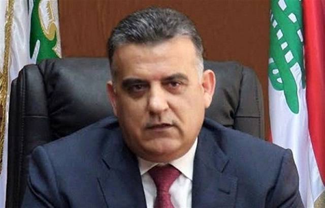 اللواء ابراهيم يتسلّم نسخة عن مرسوم التجنيس