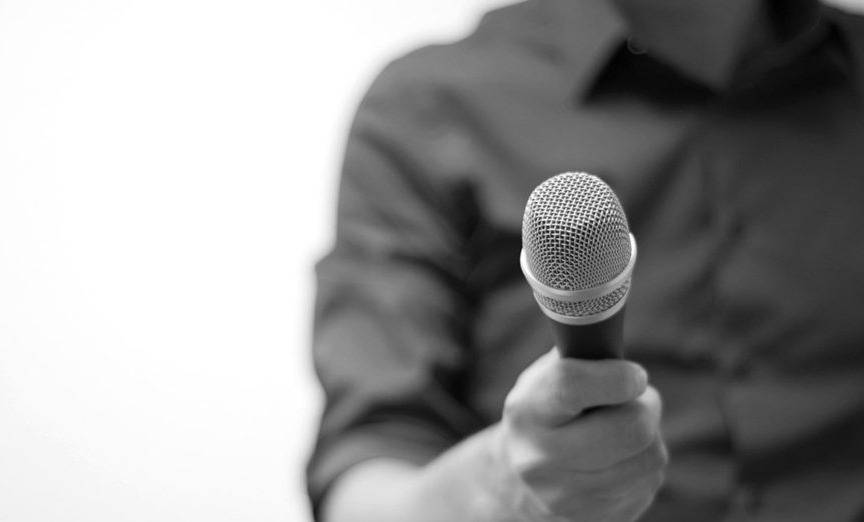 مقدّم برنامج يستقيل بعد سنتين.. والسبب؟