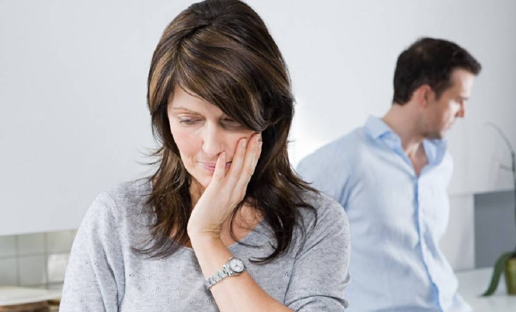 تعرفي على أسباب تجاهل الرجل لكِ