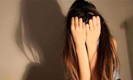 "عامل ديليفري" وطالبة تستغيث داخل "فواييه"