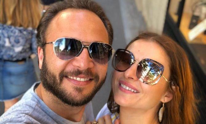 مكسيم خليل ينشر صورة مع زوجته: "ادعوا لنا"