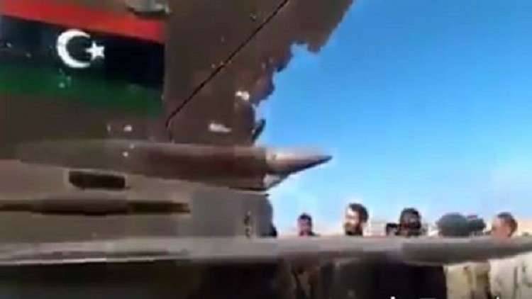 بالفيديو.. طيار ليبي ينجح بالعودة بطائرته "ميغ-21" إلى قاعدتها رغم إصابتها بصاروخ حراري!
