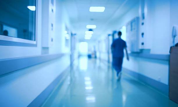 أطباء وممرضون يعملون بطريقة غير شرعية في جبيل.. وامن الدولة تداهم!
