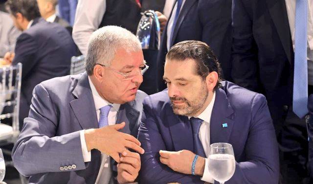 بالصورة: المشنوق يتحدث مع الحريري في إفطار "المستقبل" - بيروت