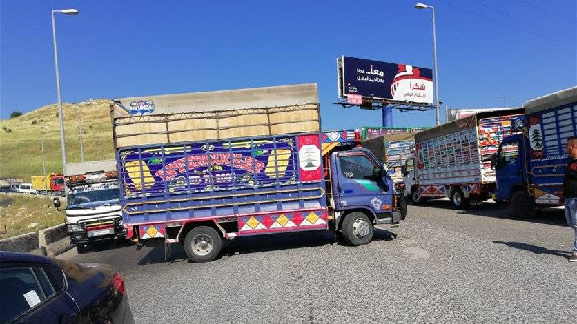 بالصور – اعتصام في ضهر البيدر يسبب زحمة سير