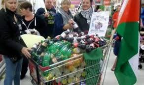 بالفيديو والصور.. الايرلنديون يتضامنون مع فلسطين ويزيلون البضائع الاسرائيلية من مراكز التسوق