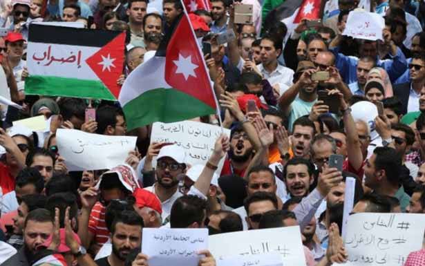 تراجع الملك عن زيادة اسعار الوقود ولم يهدأ الشارع .. ما سر الزخم الواسع لاحتجاجات الاردنيين؟