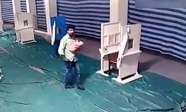 بالفيديو: أبٌ تجرّد من إنسانيَّته.. قبَّل طفله ورماه في الكنيسة!