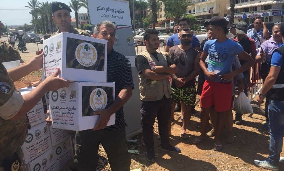 الجيش يوزّع مساعدات للصائمين في الشمال