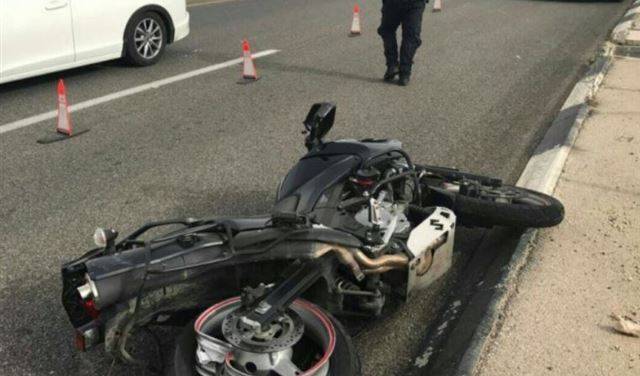 إصابة شخص اثر انزلاق دراجته النارية