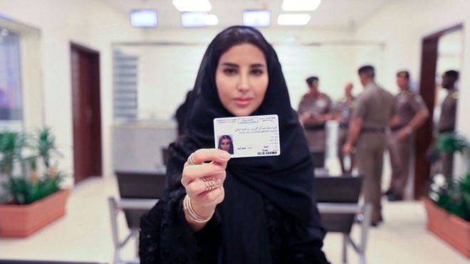 أول تراخيص قيادة سيارات للنساء في السعودية