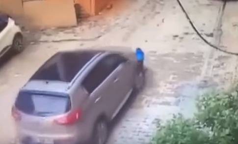 فيديو مرعب.. نجاة طفل من الموت بأعجوبة بعدما دهسته والدته!