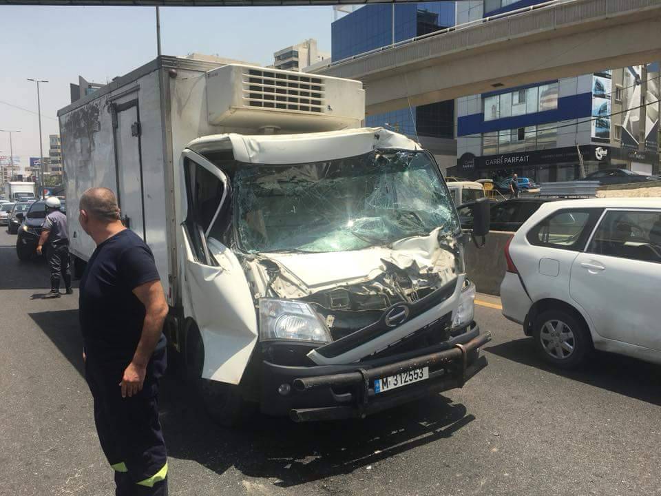 بالصورة..جريح بحادث سير على المسلك الغربي لأوتوستراد زوق مصبح