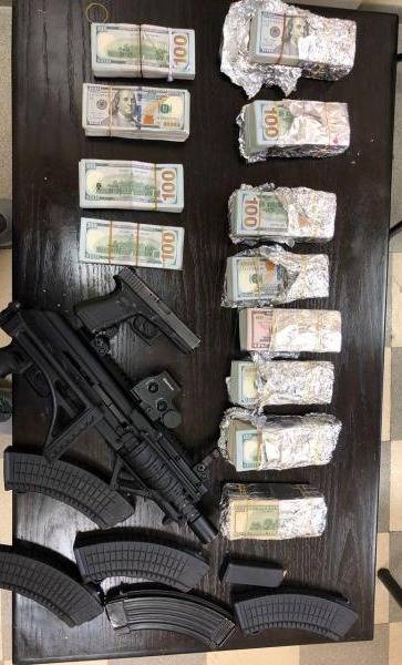 بالصورة: عملية نوعية.. توقيف أحد أخطر المطلوبين وضبط نصف مليون دولار
