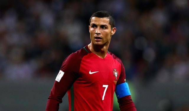 بالفيديو: طفل يفاجئ رونالدو قبل السفر إلى روسيا