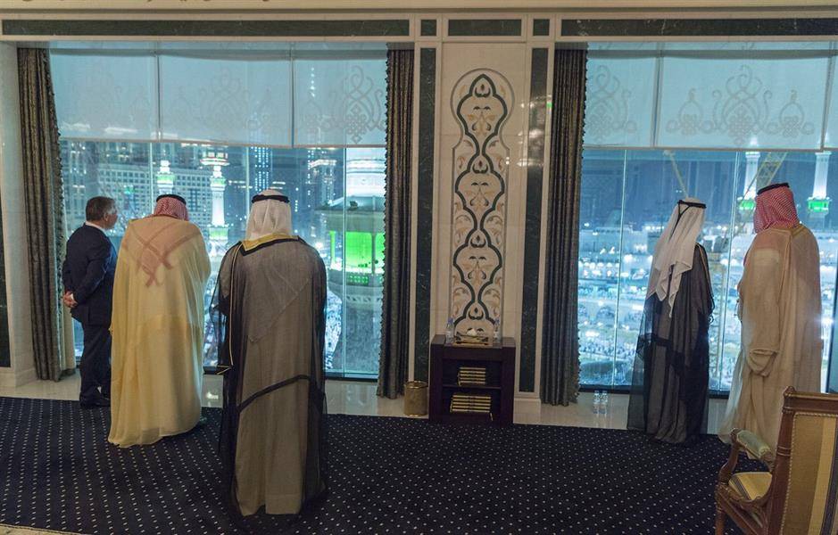 سلمان وقادة "قمة مكة" ينظرون للمعتمرين في مكة
