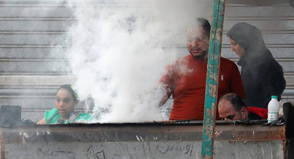 "العزومة"... حافلة بطابقين تجوب شوارع القاهرة في رمضان توزع طعام الإفطار