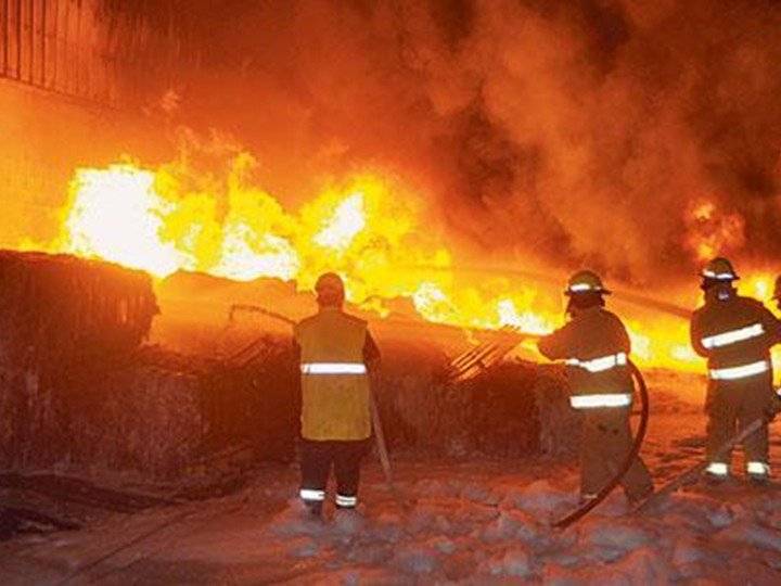 اخماد حريق في محل حلويات على اوتوستراد الغازية