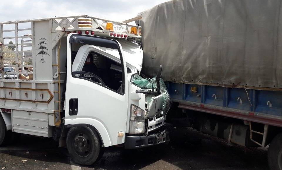 بالصورة: حادث بين شاحنة و"بيك آب".. وسقوط جريح!