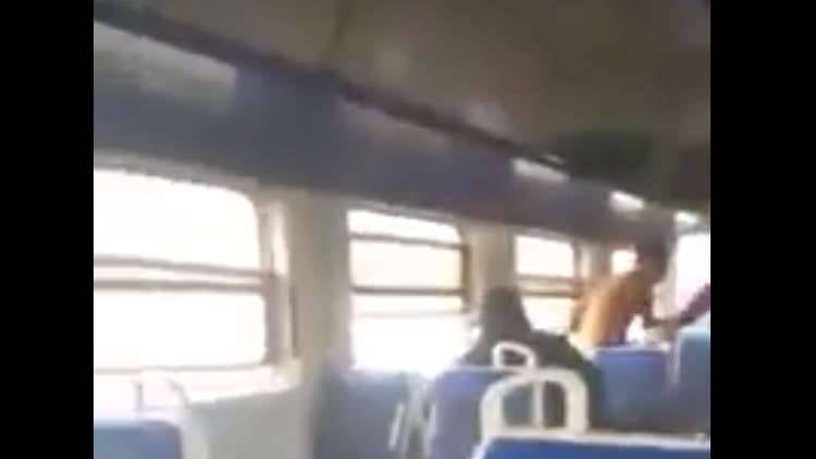 بالفيديو..خروج مرعب لقطار ركاب عن سكته في مصر
