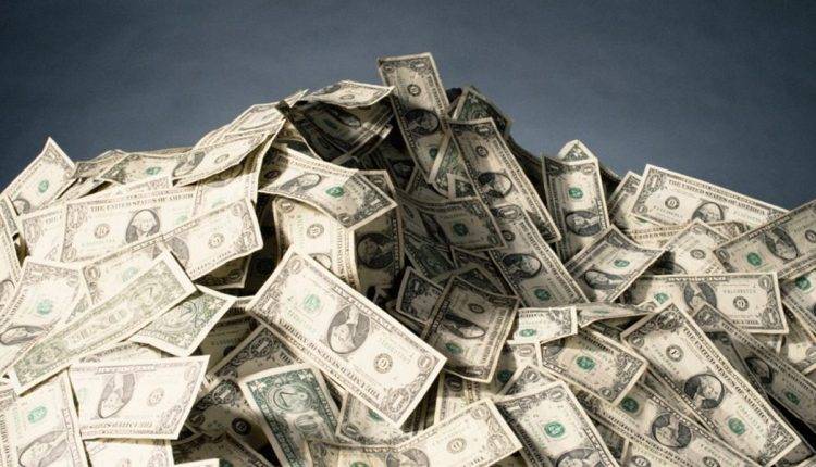 بالصور.. عصير البرتقال يتسبب في فوز رجل بمبلغ 315 مليون دولار