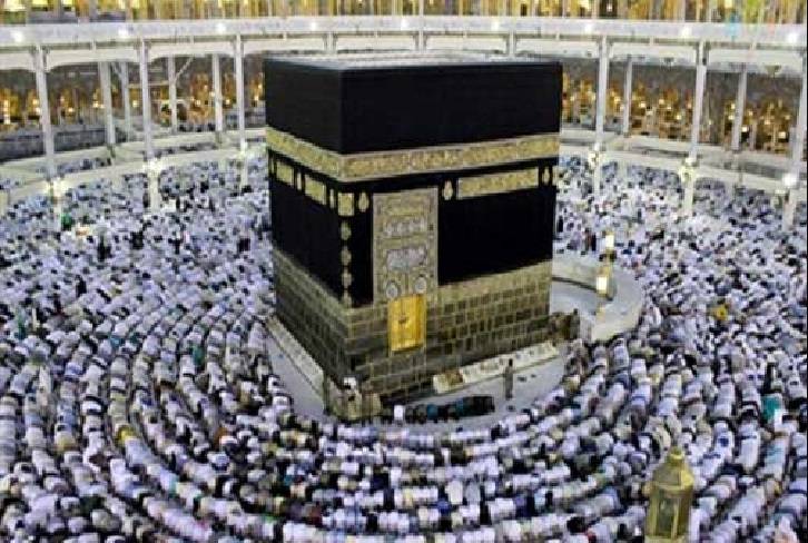 الكعبة المكرمة تتعرض لاعتداء كافر