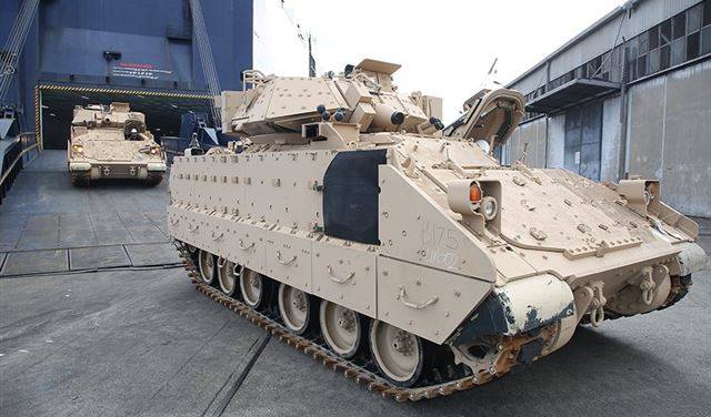 بالصور: الجيش يتسلم دفعة من مدرعات BRADLEY