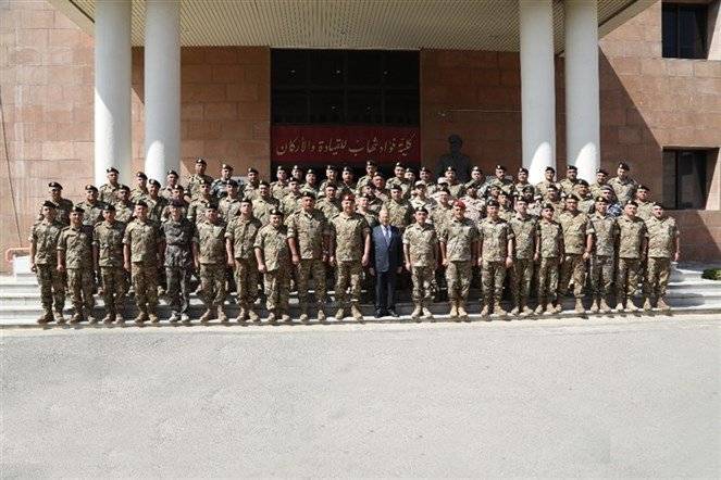 بالصور: زيارة فخامة الرئيس عون وقائد الجيش عون كلية فؤاد شهاب للقيادة والأركان