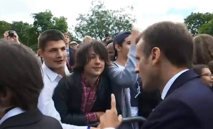 بالفيديو.. ماكرون يوبِّخ مراهقاً حدَّثه بعفوية: 